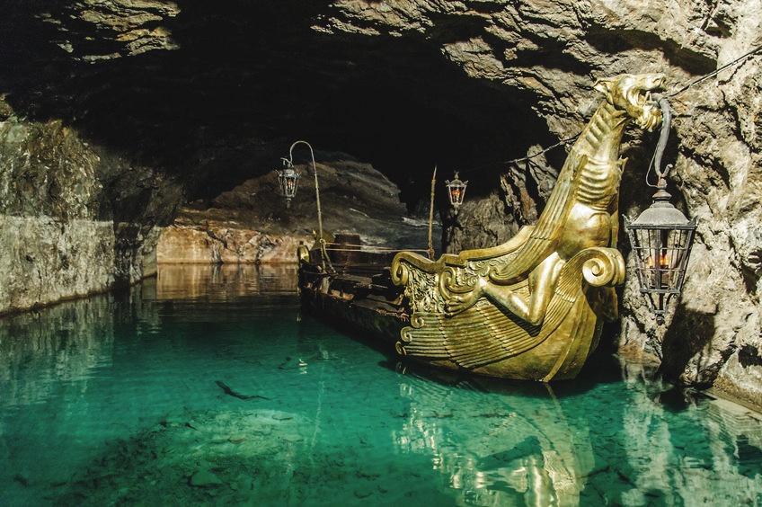 goldenes Boot in einem unterirdischen See, aufgenommen in Niederösterreich